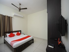 The Lawns By OYO Rooms