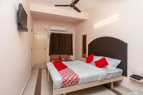Hotel Paris By OYO Rooms