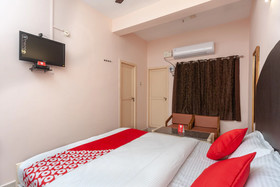 Hotel Paris By OYO Rooms