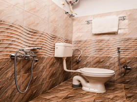 Sri Jaya Guesthouse By OYO Rooms