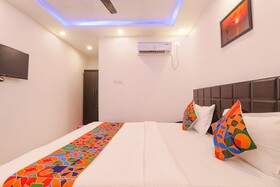 Fabexpress Elite Inn