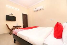 Hotel Sunroof By OYO Rooms