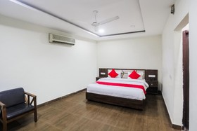 Hotel Red Queen by OYO Rooms