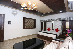 Capital O 22733 Wood Castle