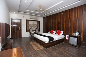 Capital O 22733 Wood Castle