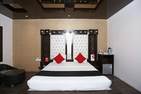 Capital O 22733 Wood Castle