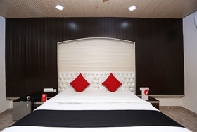 Capital O 22733 Wood Castle