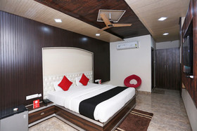 Capital O 22733 Wood Castle