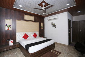 Capital O 22733 Wood Castle