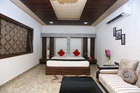 Capital O 22733 Wood Castle