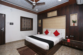 Capital O 22733 Wood Castle