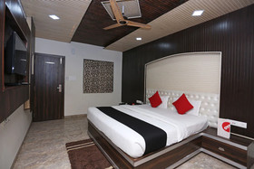 Capital O 22733 Wood Castle