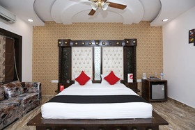 Capital O 22733 Wood Castle