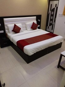 Airport Hotel Royal Inn