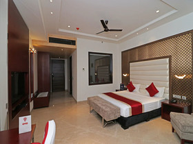 C Pearls Hotel & Banque by OYO Rooms