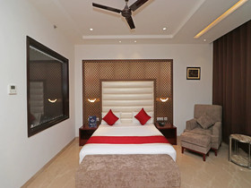 C Pearls Hotel & Banque by OYO Rooms