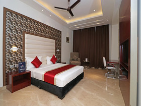 C Pearls Hotel & Banque by OYO Rooms