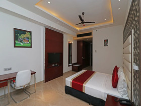 C Pearls Hotel & Banque by OYO Rooms