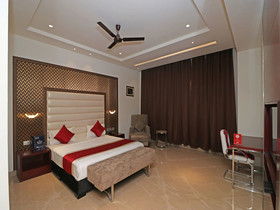 C Pearls Hotel & Banque by OYO Rooms