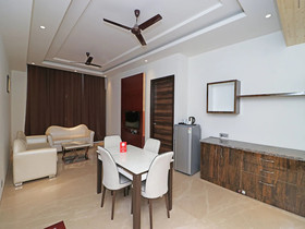 C Pearls Hotel & Banque by OYO Rooms
