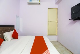 D C Palace by OYO Rooms