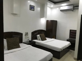 Hotel Metro Plaza by ADB Rooms