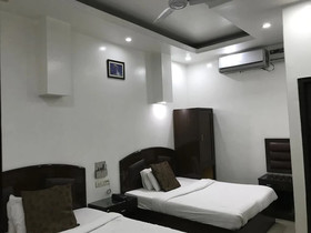 Hotel Metro Plaza by ADB Rooms