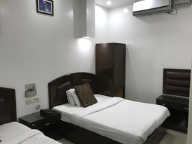 Hotel Metro Plaza by ADB Rooms