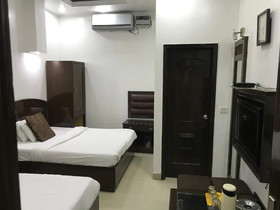 Hotel Metro Plaza by ADB Rooms