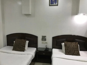 Hotel Metro Plaza by ADB Rooms
