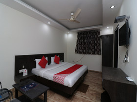 Hotel Sahib by OYO