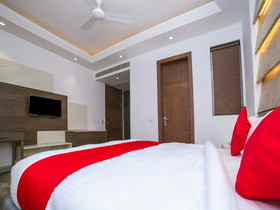 OYO 23088 Hotel Dev Palace
