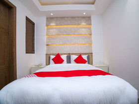 OYO 23088 Hotel Dev Palace