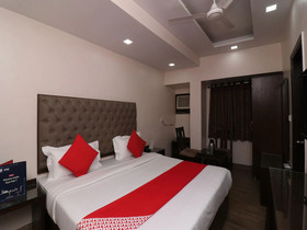 OYO 27802 Hotel Boom Room