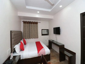 OYO 27802 Hotel Boom Room