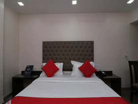 OYO 27802 Hotel Boom Room