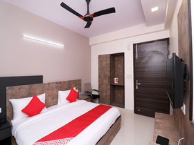 Collection O 74986 Hotel Sky Villa's Near Palam Metro Station