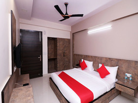 Collection O 74986 Hotel Sky Villa's Near Palam Metro Station