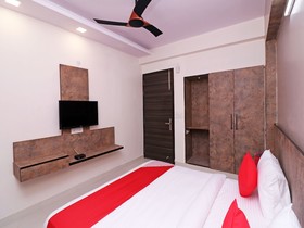 Collection O 74986 Hotel Sky Villa's Near Palam Metro Station