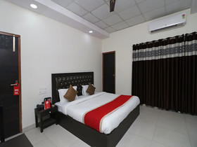 Gold Star Suits By OYO Rooms