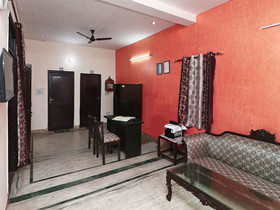 OYO 16146 Royal Guest House