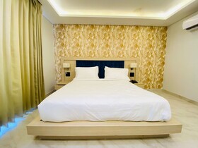 Hotel Holiday Grand Near Expo Mart