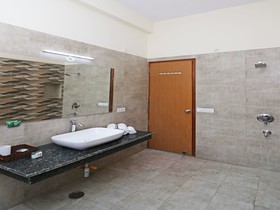 The Heaven Inn by OYO Rooms