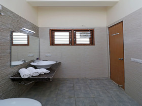 The Heaven Inn by OYO Rooms