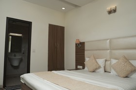 Capital O 87040 Hotel Kesar