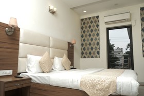 Capital O 87040 Hotel Kesar