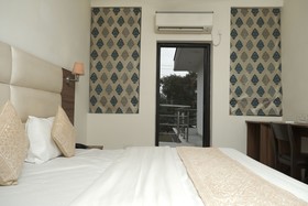 Capital O 87040 Hotel Kesar