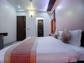 Dev Palace by OYO Rooms