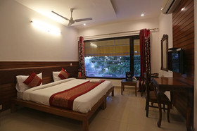 DLF Phase 4 by OYO Rooms