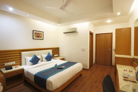 FabHotel DLF Square